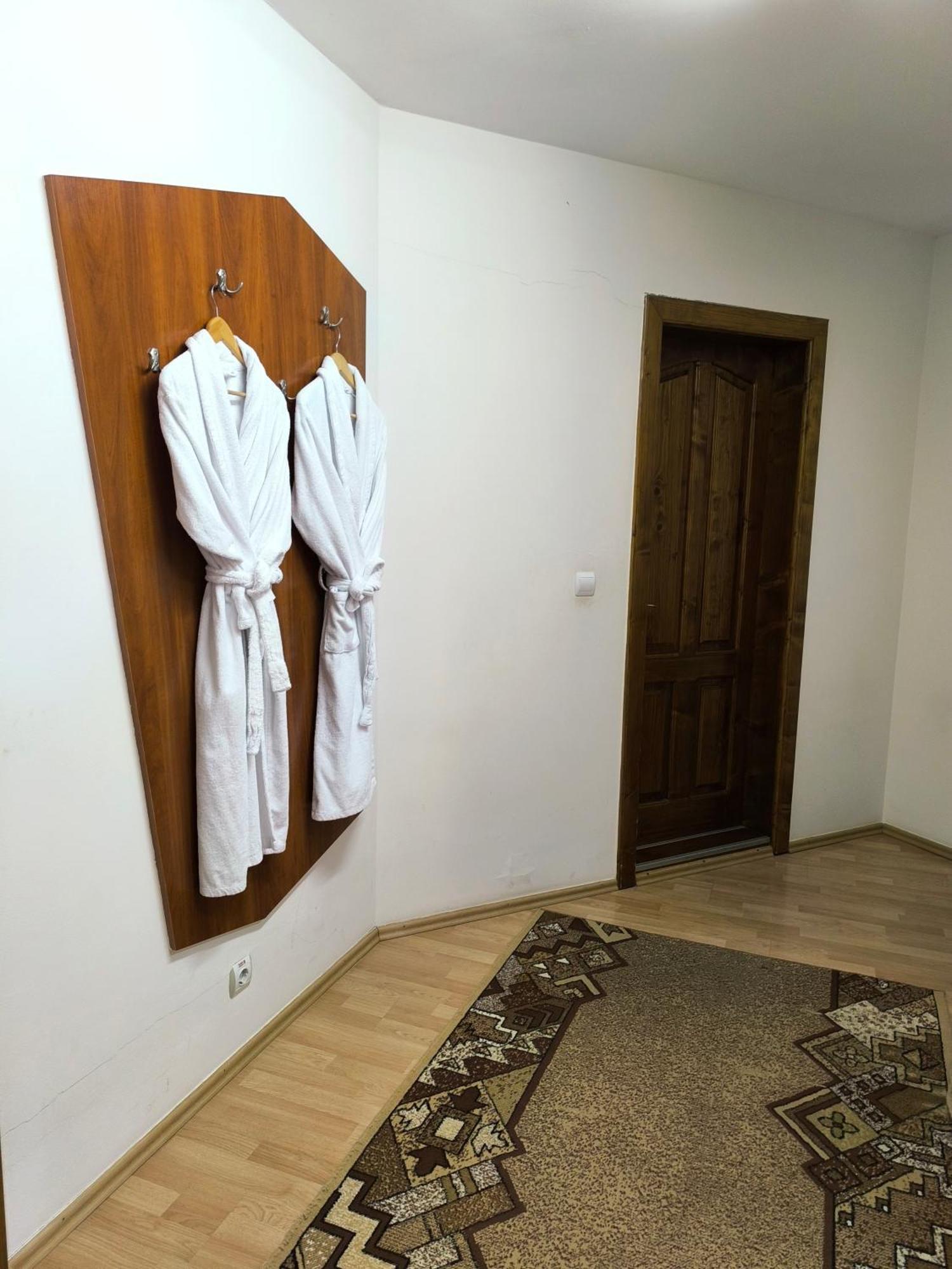 Hotel Delfin Mukachevo Quarto foto