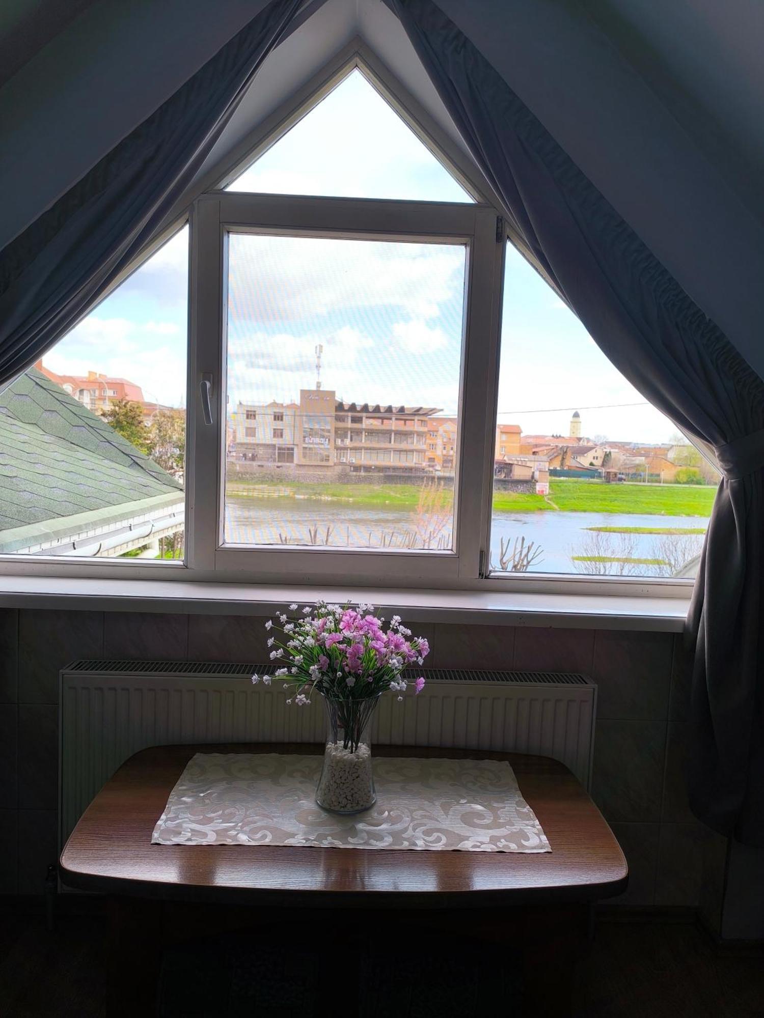 Hotel Delfin Mukachevo Quarto foto